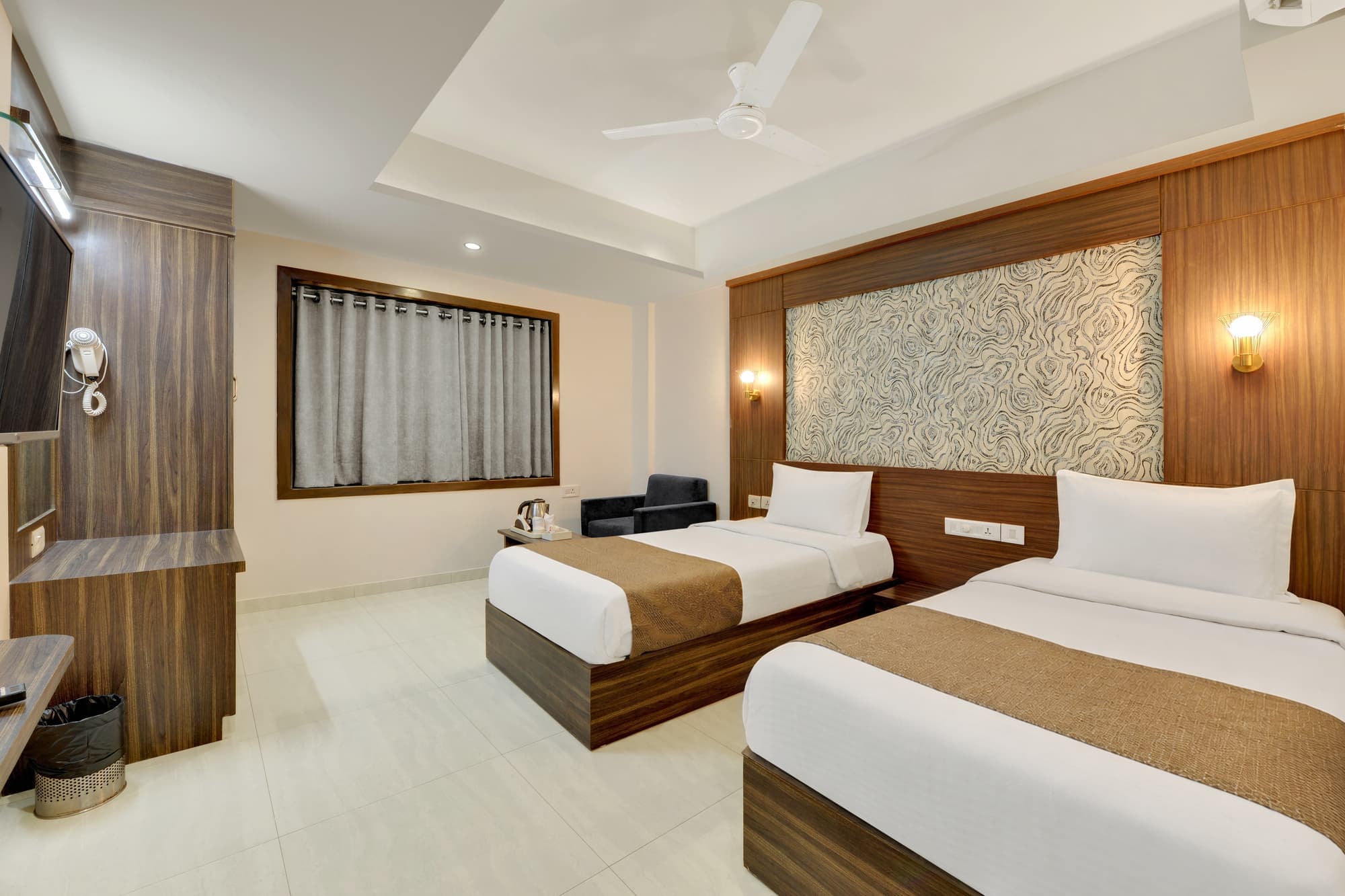 Hotel Shital Inn Deluxe Twin Bed Room with two beds and window