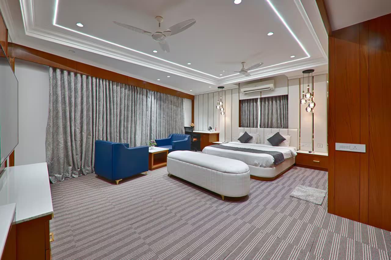 Hotel Shital Inn VIP Suite Premium Room with bed and lounge seating